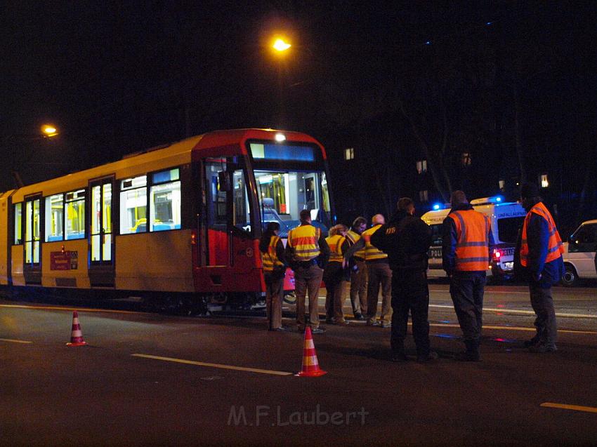 VU Person KVB Bahn Koeln Muelheim Pfaelzischer Ring P04.JPG